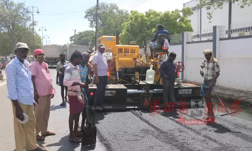 நெல்லையில் சாலை அமைக்கும் பணியால் போக்குவரத்து `திடீர் மாற்றம் நெல்லையில் சாலை அமைக்கும் பணியால் போக்குவரத்து `திடீர் மாற்றம்