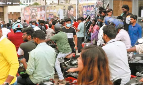 பொன்னியின் செல்வன் படம் 5,500 தியேட்டர்களில் வெளியானது பொன்னியின் செல்வன் படம் 5,500 தியேட்டர்களில் வெளியானது