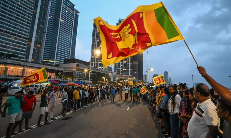 அரசை கவிழ்க்க முயற்சி? இலங்கை போராட்டங்களில் அரசியல் தலைவர்களின் பங்கு குறித்து விசாரணை அரசை கவிழ்க்க முயற்சி? இலங்கை போராட்டங்களில் அரசியல் தலைவர்களின் பங்கு குறித்து விசாரணை