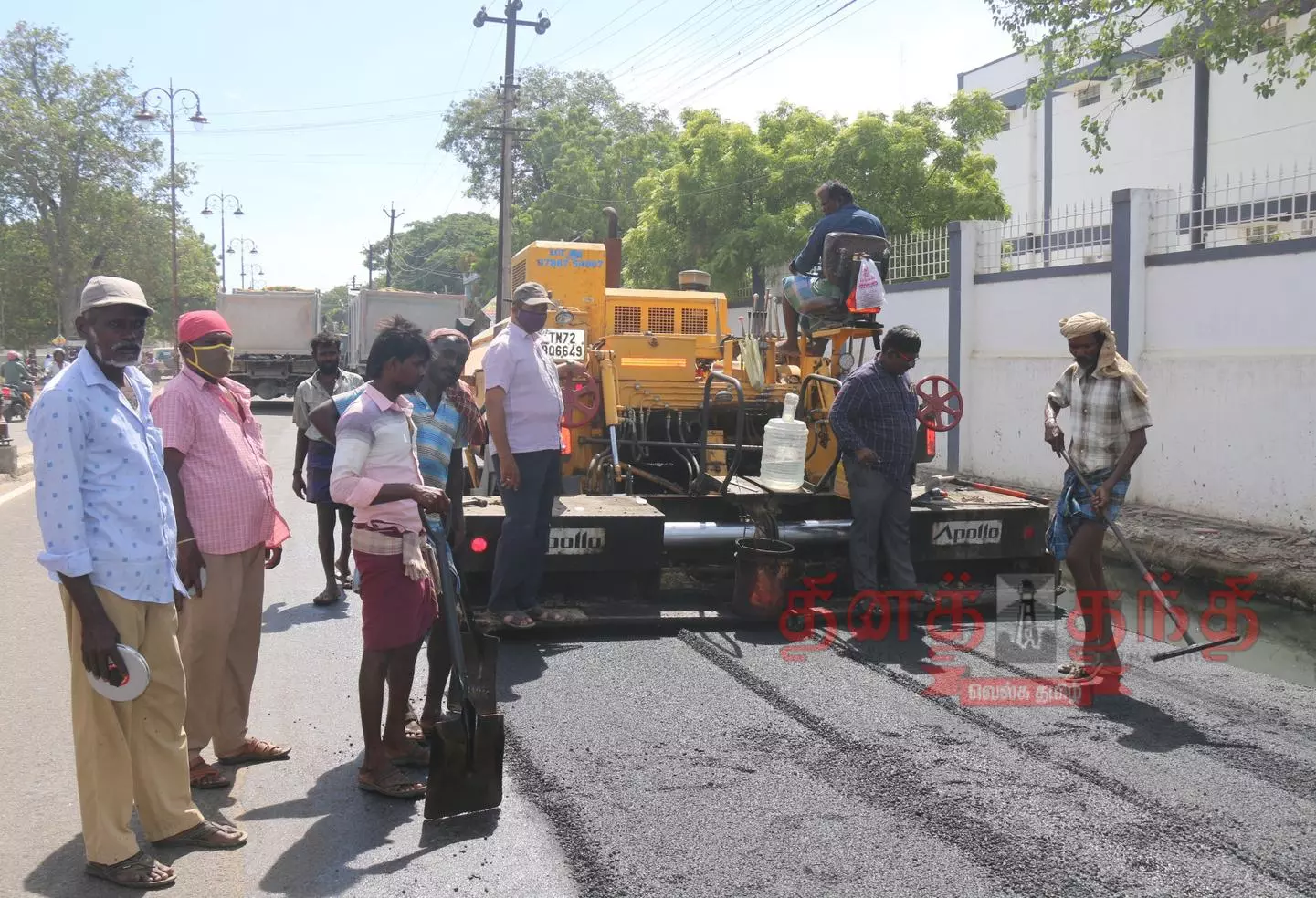 நெல்லையில் சாலை அமைக்கும் பணியால் போக்குவரத்து `திடீர் மாற்றம் நெல்லையில் சாலை அமைக்கும் பணியால் போக்குவரத்து `திடீர் மாற்றம்