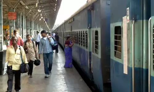சென்னை ரெயில் நிலையங்களில் நடைமேடைக் கட்டணம் இன்று முதல் உயர்வு சென்னை ரெயில் நிலையங்களில் நடைமேடைக் கட்டணம் இன்று முதல் உயர்வு