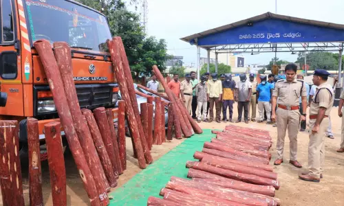 சித்தூர்: ஒரு கோடி மதிப்பிலான 122 செம்மரக்கட்டைகள் பறிமுதல் - 8 பேர் கைது சித்தூர்: ஒரு கோடி மதிப்பிலான 122 செம்மரக்கட்டைகள் பறிமுதல் - 8 பேர் கைது