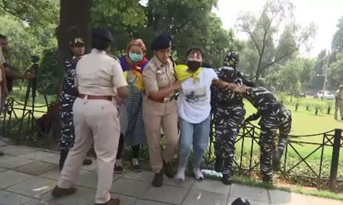 டெல்லியில் பரபரப்பு: சீன தூதரகத்திற்கு வெளியே திபெத்திய இளைஞர்கள் ஆர்ப்பாட்டம் டெல்லியில் பரபரப்பு: சீன தூதரகத்திற்கு வெளியே திபெத்திய இளைஞர்கள் ஆர்ப்பாட்டம்