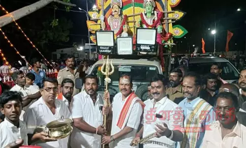 வேடம் அணிந்த பக்தர்கள் ஊர்வலம்