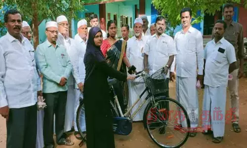 பள்ளி மாணவ-மாணவிகளுக்கு இலவச சைக்கிள் பள்ளி மாணவ-மாணவிகளுக்கு இலவச சைக்கிள்