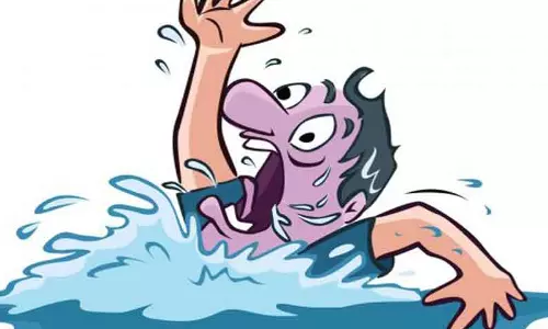 நடுக்கடலில் தத்தளித்த 7 மீனவர்கள் மீட்பு நடுக்கடலில் தத்தளித்த 7 மீனவர்கள் மீட்பு