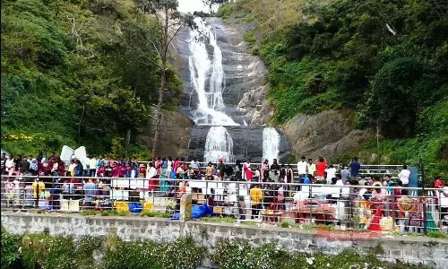 கொடைக்கானலில் குவிந்த சுற்றுலா பயணிகள் கொடைக்கானலில் குவிந்த சுற்றுலா பயணிகள்