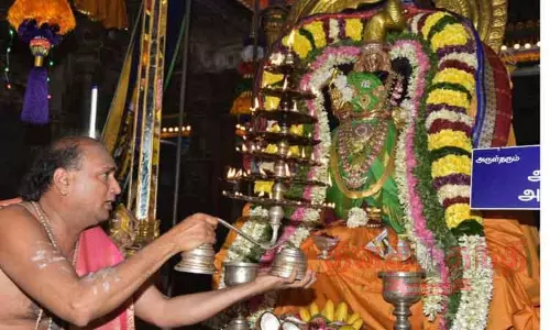 ஆண்டாள் அலங்காரத்தில் பராசக்தி அம்மன்