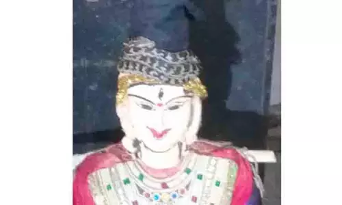 வேணுவனேஸ்வரி அம்மன் சிலையின் தலையில் சுற்றி இருந்த பாம்பு வேணுவனேஸ்வரி அம்மன் சிலையின் தலையில் சுற்றி இருந்த பாம்பு