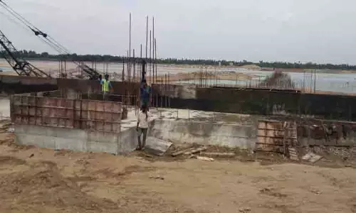 நஞ்சை புகழூரில் ஆமை வேகத்தில் நடைபெறும் கதவணை பணிகள்