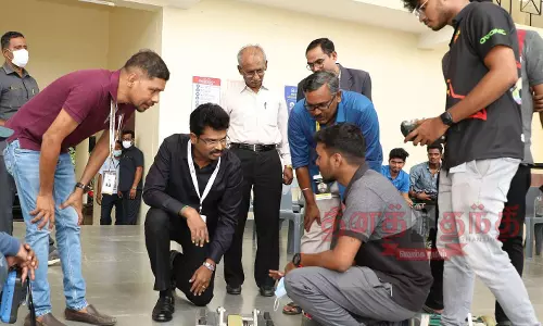 வி.ஐ.டி.கிராவிடாஸ் அறிவுசார் தொழில்நுட்ப திருவிழாவில் ரோபோக்களின் போர்