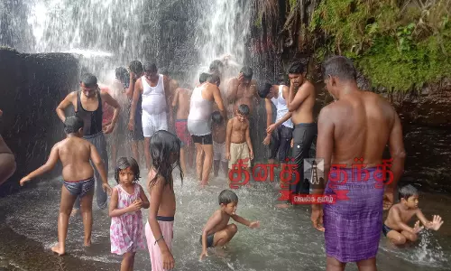 அகஸ்தியர் அருவியில் சுற்றுலா பயணிகள் குவிந்தனர்