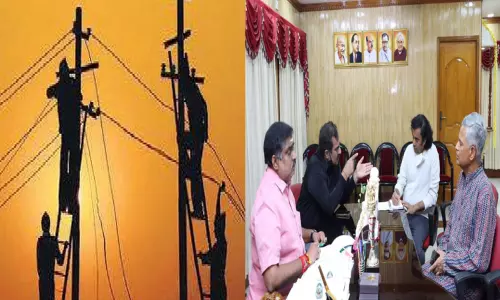 புதுவையில் 4-வது நாளாக வேலைநிறுத்தம் நீடிப்பு: மின்துறை ஊழியர்களுக்கு அரசு எச்சரிக்கை
