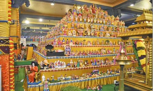 வடபழனி முருகன் கோவில் நவராத்திரி திருவிழா: கருமாரி அம்மன் அலங்காரத்தில் கொலு ஏற்பாடு வடபழனி முருகன் கோவில் நவராத்திரி திருவிழா: கருமாரி அம்மன் அலங்காரத்தில் கொலு ஏற்பாடு