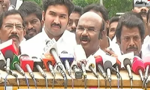 அதிமுகவின் உண்மையான தொண்டர்கள் யாரும் சசிகலாவுடன் சேர மாட்டார்கள் - ஜெயக்குமார் பேச்சு அதிமுகவின் உண்மையான தொண்டர்கள் யாரும் சசிகலாவுடன் சேர மாட்டார்கள் - ஜெயக்குமார் பேச்சு