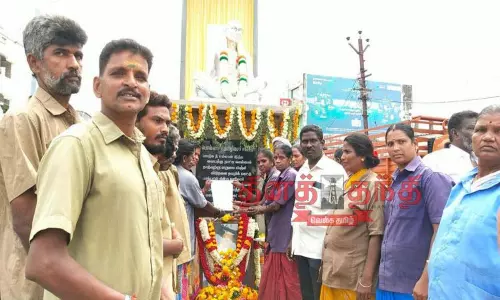 கூலி உயர்வு வழங்கக்கோரி ஒப்பந்த தூய்மை பணியாளர்கள் வேலை நிறுத்த போராட்டம்