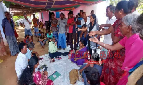 அடிப்படை வசதிகள் செய்து தராமல் கிராம சபை கூட்டத்தில் தீர்மானம் நிறைவேற்ற பொதுமக்கள் எதிர்ப்பு