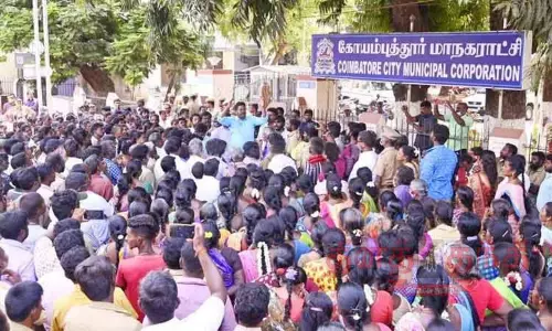 ஒப்பந்த தூய்மை பணியாளர்கள் வேலை நிறுத்த போராட்டம்