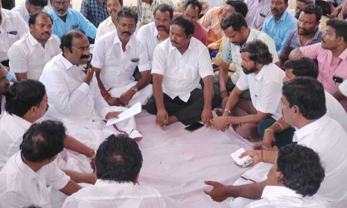 உளுந்தூர்பேட்டை சுங்கச்சாவடியில்  பணிநீக்கம் செய்யப்பட்ட ஊழியர்கள் 2-வது நாளாக போராட்டம்  எம்.எல்.ஏ.க்கள் பேச்சுவார்த்தை