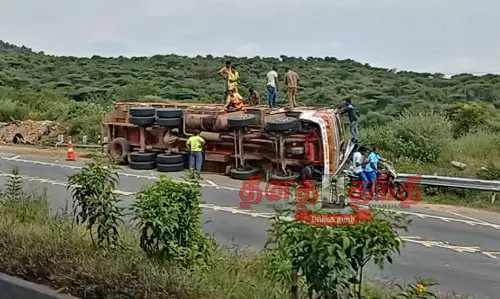 தொப்பூர் கணவாயில் லாரி கவிழ்ந்து 2 டிரைவர்கள் படுகாயம் போக்குவரத்து பாதிப்பு தொப்பூர் கணவாயில் லாரி கவிழ்ந்து 2 டிரைவர்கள் படுகாயம் போக்குவரத்து பாதிப்பு
