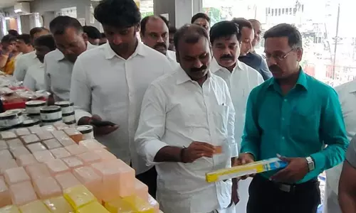 காதி பொருட்களை வாங்கி ஊக்குவிக்க வேண்டும் -  மத்திய இணை மந்திரி எல்.முருகன்