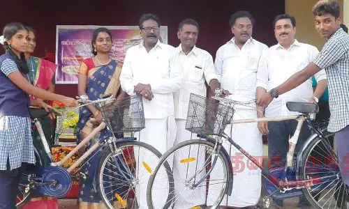 மாணவர்களுக்கு விலையில்லா சைக்கிள்