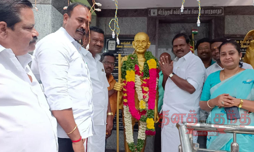 தர்மபுரியில், பல்வேறு கட்சிகள் சார்பில்  காந்தி பிறந்தநாள் விழா  சிலைக்கு மாலை அணிவித்து மரியாதை