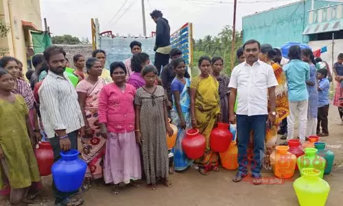 குடிநீர் வழங்கக்கோரி பொதுமக்கள் சாலை மறியல்