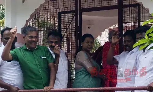 பெட்ரோல் குண்டுவீச்சு சம்பவத்தில் முதல்-அமைச்சர் மவுனம் காப்பது ஏன்?