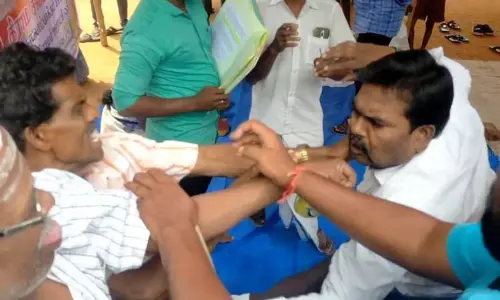 ஊராட்சி துணை தலைவியின் கணவர் வரவு-செலவு கணக்கு கேட்டதால் மோதல்