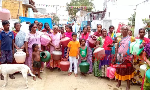 குடிநீர் வினியோகம் செய்யக்கோரி காலிக்குடங்களுடன் திரண்ட பொதுமக்கள் குடிநீர் வினியோகம் செய்யக்கோரி காலிக்குடங்களுடன் திரண்ட பொதுமக்கள்