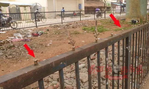 தஞ்சை புதுஆற்றங்கரை நடைபாதையில் திருடப்படும் கம்பிகள்