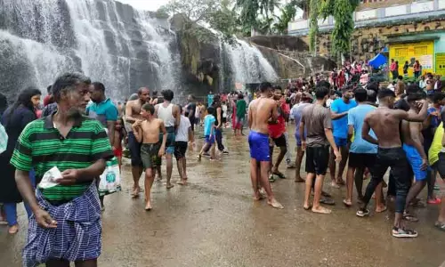 திற்பரப்பு அருவியில் மிதமாக கொட்டும் தண்ணீர்