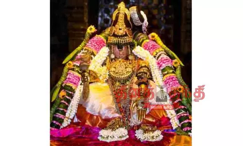 ஸ்ரீரங்கம் ரெங்கநாதர் கோவிலில் தாயார் திருவடி சேவை
