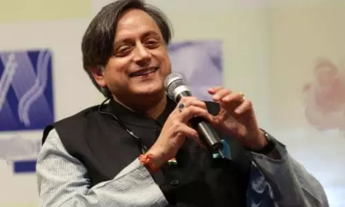 காங்கிரஸ் தலைவர் தேர்தலில் போட்டியிடும் வேட்பாளர்கள் இடையே பொது விவாதம் நடத்தலாம் - சசி தரூர் விருப்பம் காங்கிரஸ் தலைவர் தேர்தலில் போட்டியிடும் வேட்பாளர்கள் இடையே பொது விவாதம் நடத்தலாம் - சசி தரூர் விருப்பம்
