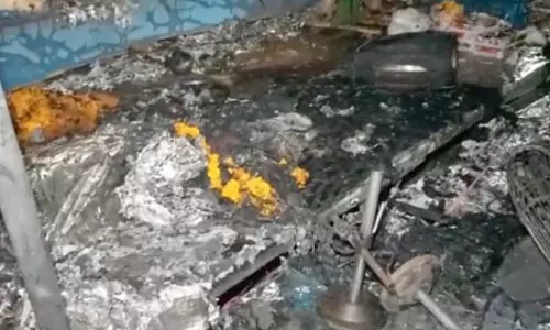 உ.பி.யில் துர்கா பூஜை பந்தலில் தீ விபத்து: 42 பேர் காயம்! உ.பி.யில் துர்கா பூஜை பந்தலில் தீ விபத்து: 42 பேர் காயம்!