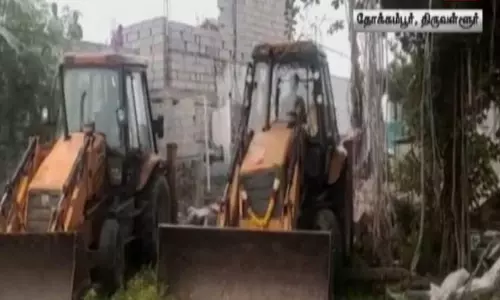 5 பொக்லைனால் இடித்து தள்ளப்பட்ட ராட்சத தீண்டாமை சுவர்!-கும்மிடிப்பூண்டியில் போலீசார் குவிப்பு