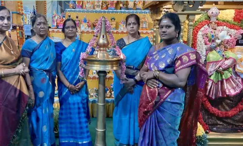 வடபழனி கோவில் 7-ம் நாள் நவராத்திரி திருவிழா: கம்பாந்தி அலங்காரத்தில் அம்மன் அருள்பாலித்தார் வடபழனி கோவில் 7-ம் நாள் நவராத்திரி திருவிழா: கம்பாந்தி அலங்காரத்தில் அம்மன் அருள்பாலித்தார்