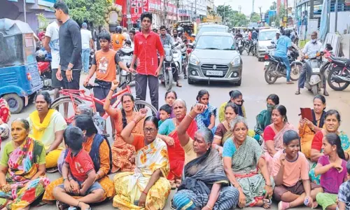 புழல் அருகே அடிப்படை வசதிகள் கேட்டு பெண்கள் சாலை மறியல்; போக்குவரத்து பாதிப்பு