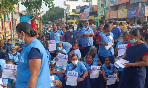 கோவை கலெக்டர் அலுவலகத்தை முற்றுகையிட்டு போராட்டம்: 200-க்கும் மேற்பட்ட தூய்மை பணியாளர்கள் கைது கோவை கலெக்டர் அலுவலகத்தை முற்றுகையிட்டு போராட்டம்: 200-க்கும் மேற்பட்ட தூய்மை பணியாளர்கள் கைது