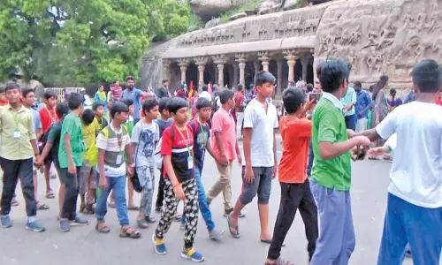 மாமல்லபுரத்தில் குவிந்த சுற்றுலா பயணிகள்