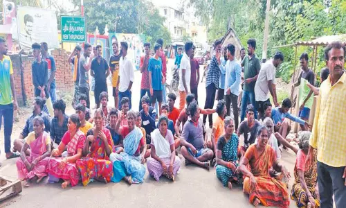 அதிகாரிகள், வார்டு உறுப்பினர்கள் கலந்து கொள்ளாததால் கிராம சபை கூட்டத்தை புறக்கணித்து பொதுமக்கள் சாலை மறியல்