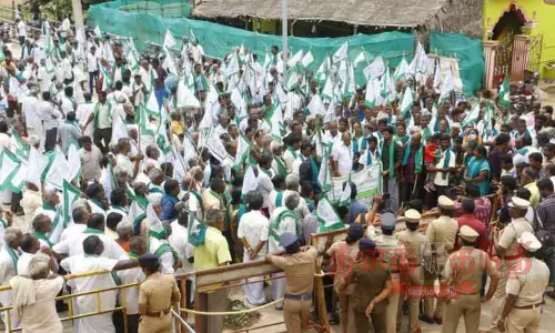 தமிழக விவசாயிகள் சங்கத்தினர் ஆர்ப்பாட்டம்