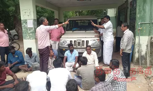 பணிதள பொறுப்பாளர் மீது நடவடிக்கை எடுக்கக்கோரி வாகனம் சிறைபிடிப்பு