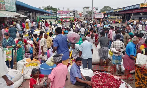 தர்மபுரியில் பூஜை பொருட்கள் விற்பனை மும்முரம் பூக்கள் விலை உயர்வால் வியாபாரிகள் மகிழ்ச்சி தர்மபுரியில் பூஜை பொருட்கள் விற்பனை மும்முரம் பூக்கள் விலை உயர்வால் வியாபாரிகள் மகிழ்ச்சி