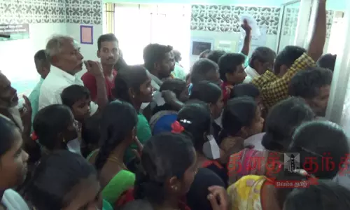 பாலக்கோடு அரசு ஆஸ்பத்திரியில் சிகிச்சைக்காக அலைமோதும் நோயாளிகள்  கூடுதல் டாக்டர்களை நியமிக்க கோரிக்கை