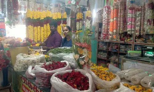 சரசுவதி, ஆயுத பூஜையையொட்டி  பூக்கள் விலை அதிகரிப்பு