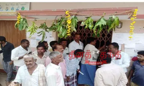 அரசு நிலத்தை ஆக்கிரமித்து வீடு கட்டும் கிராம பஞ்சாயத்து துணை தலைவர்; அலுவலகத்தில் வைத்து பூட்டி மக்கள் போராட்டம்
