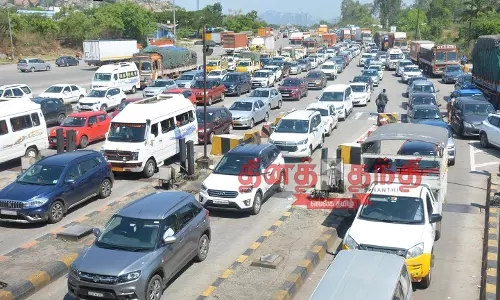 போக்குவரத்து நெரிசலில் சிக்கி தவிக்கும் சுங்கச்சாவடி