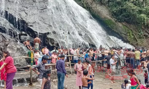 குரங்கு நீர்வீழ்ச்சியில் குவிந்த சுற்றுலா பயணிகள்